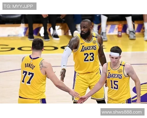 湖人热火对决精彩回放第三节全景分析与精彩瞬间回顾 湖人热火对决精彩回放第三节全景分析与精彩瞬间回顾